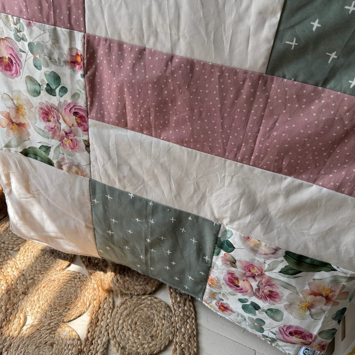 Prête à partir, Couverture de style courtepointe légèrement matelassée, fleurs roses et feuillage. Endos doux en minky ivoire