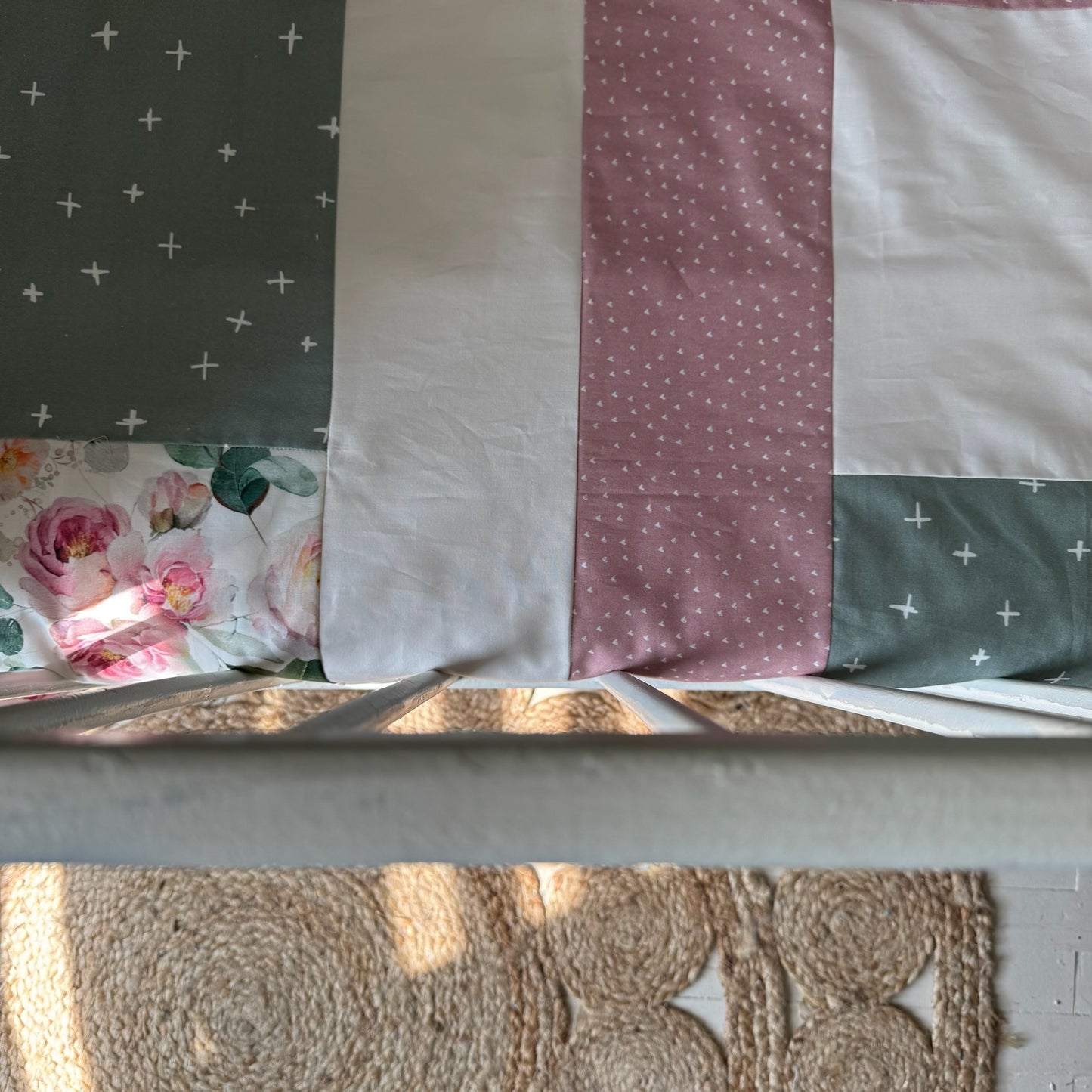 Prête à partir, Couverture de style courtepointe légèrement matelassée, fleurs roses et feuillage. Endos doux en minky ivoire
