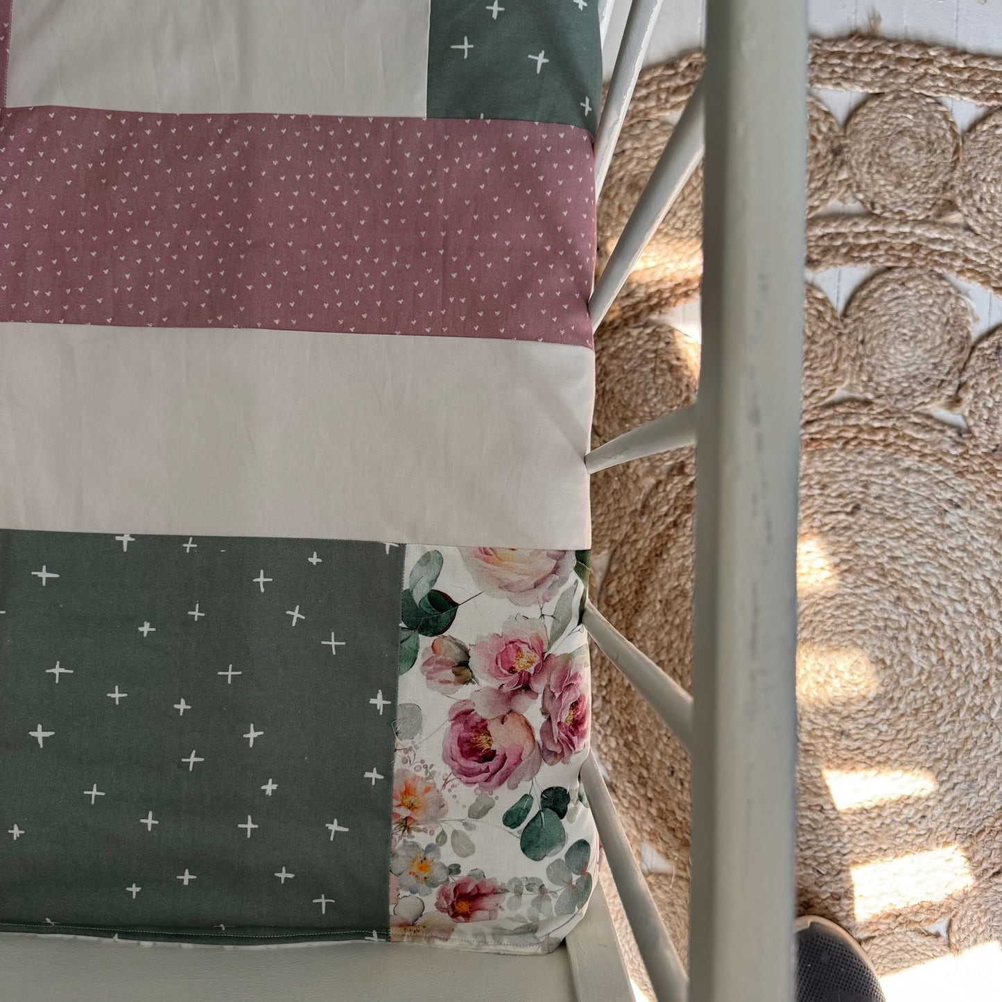 Prête à partir, Couverture de style courtepointe légèrement matelassée, fleurs roses et feuillage. Endos doux en minky ivoire