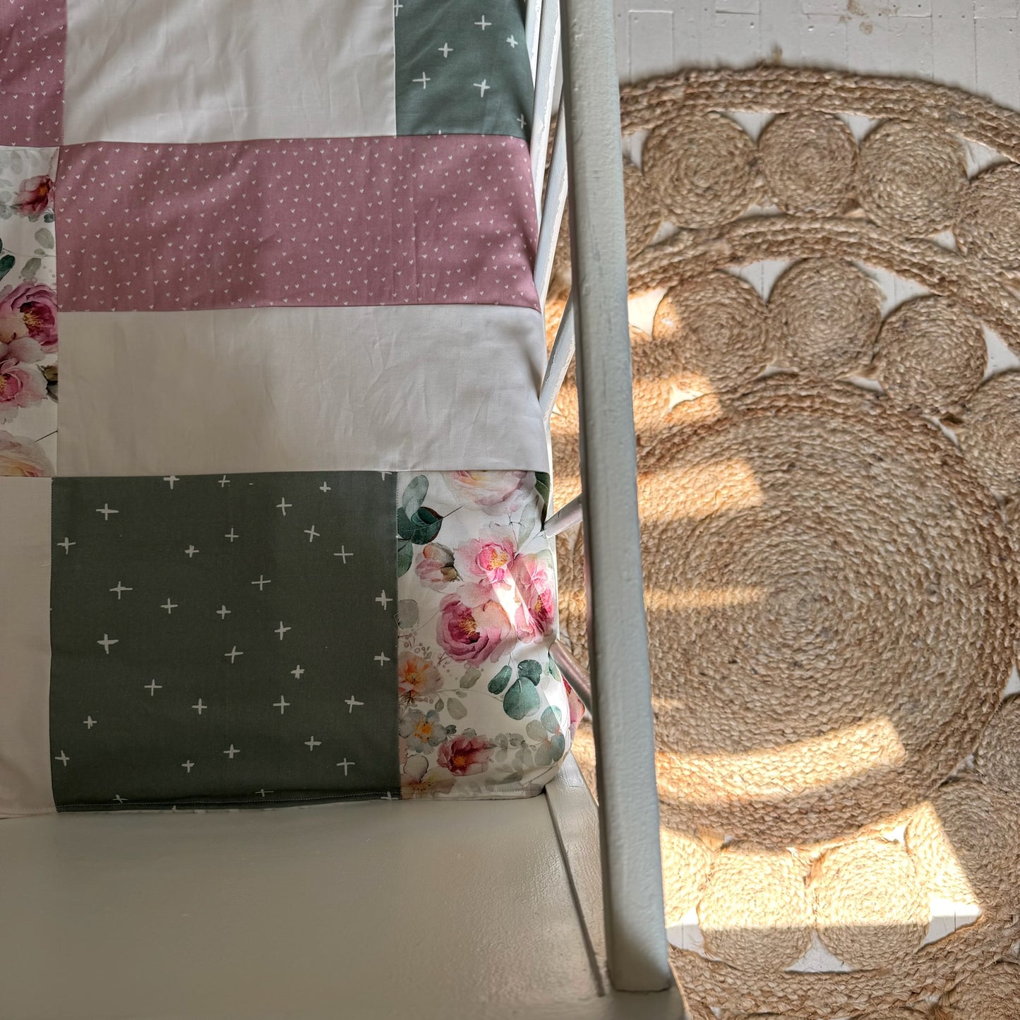 Prête à partir, Couverture de style courtepointe légèrement matelassée, fleurs roses et feuillage. Endos doux en minky ivoire
