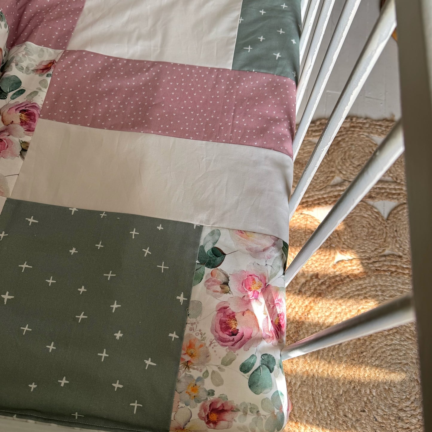 Prête à partir, Couverture de style courtepointe légèrement matelassée, fleurs roses et feuillage. Endos doux en minky ivoire