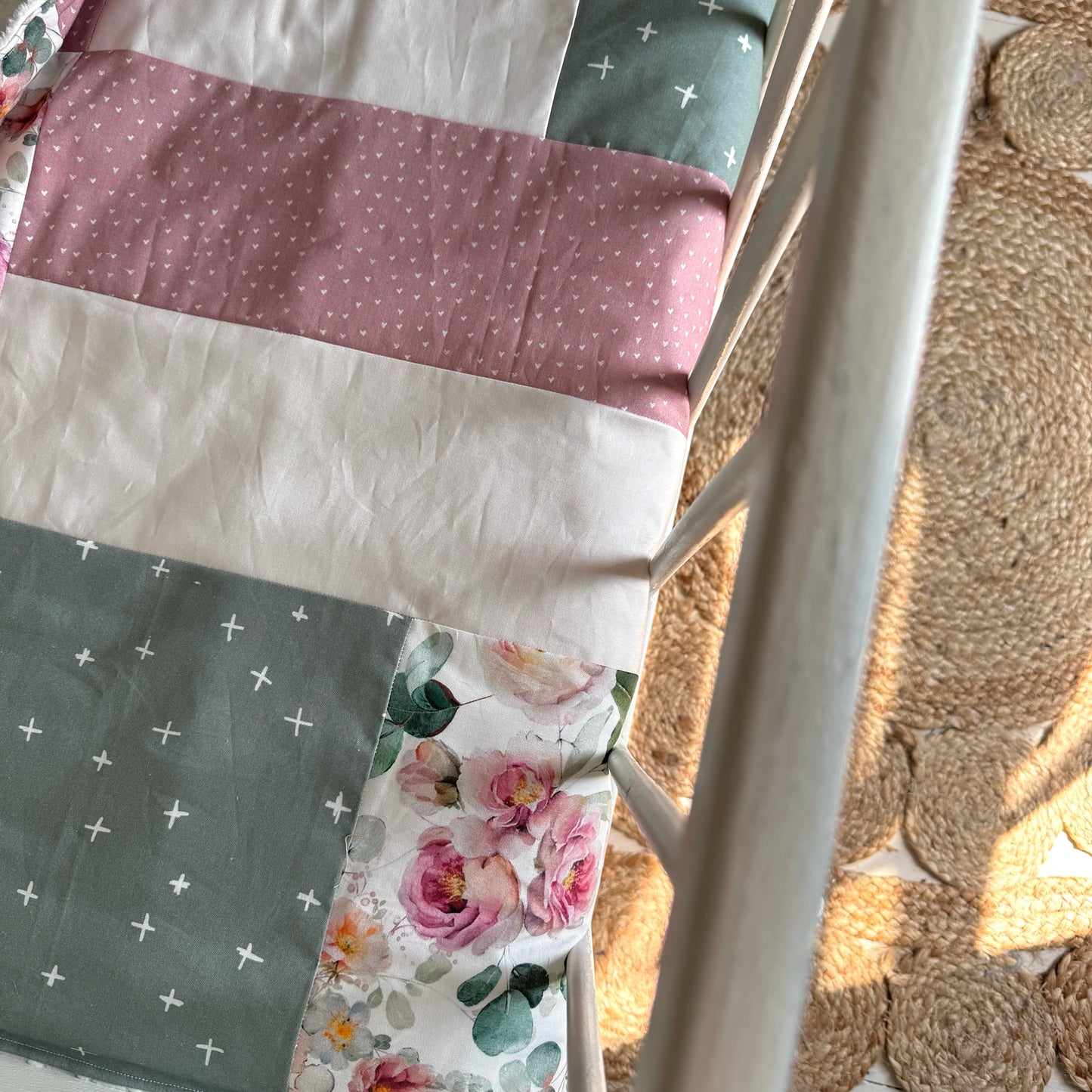 Prête à partir, Couverture de style courtepointe légèrement matelassée, fleurs roses et feuillage. Endos doux en minky ivoire