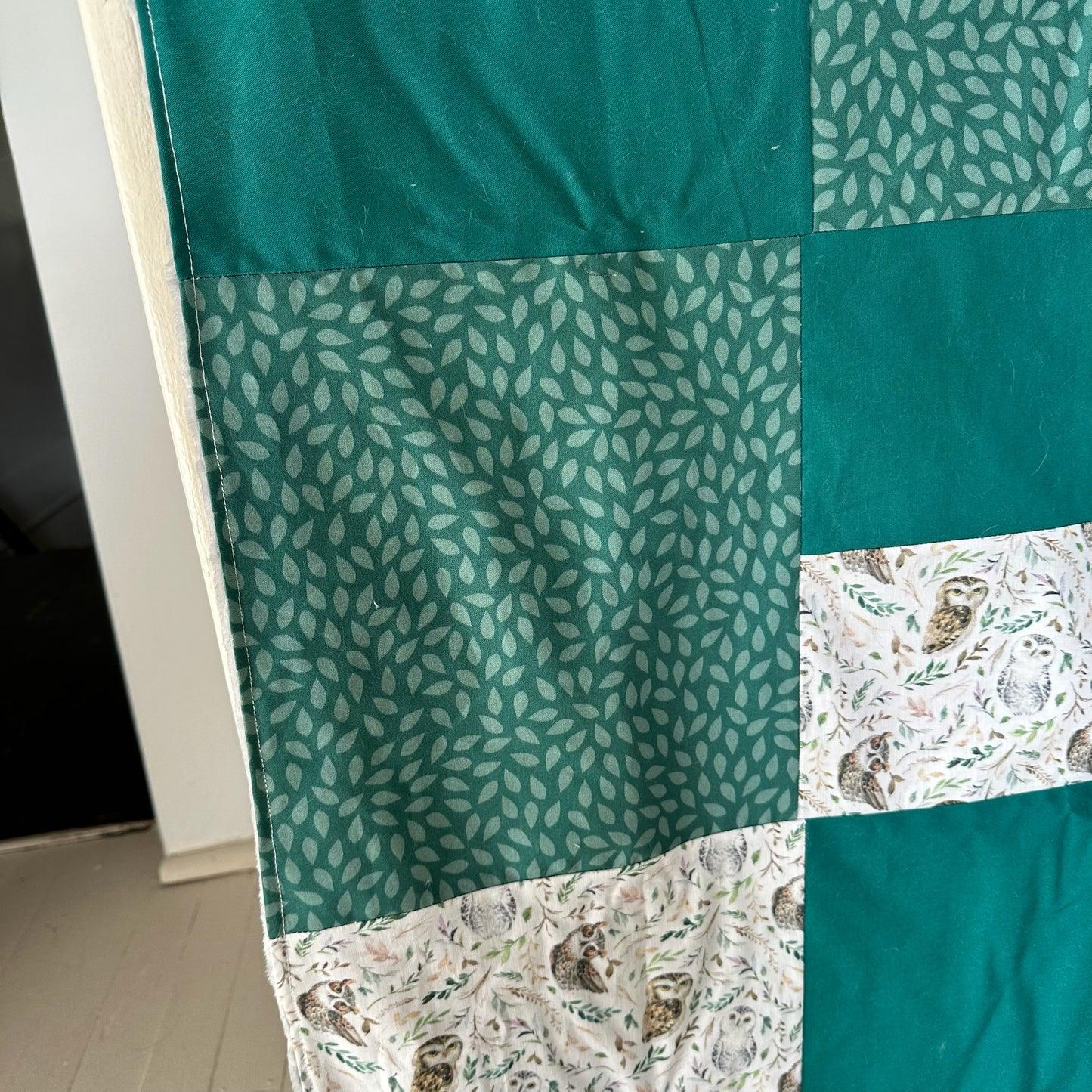 SOLDE, Prête à partir, Couverture de style courtepointe petits hiboux turquoise Endos doux en minky gris