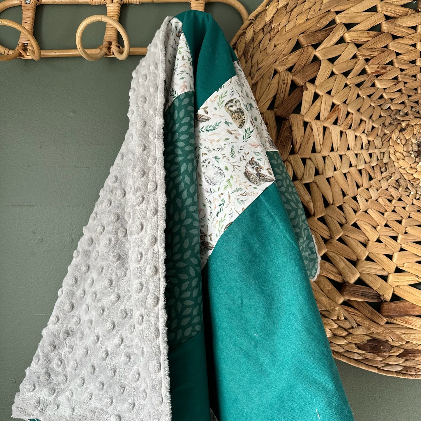 SOLDE, Prête à partir, Couverture de style courtepointe petits hiboux turquoise Endos doux en minky gris