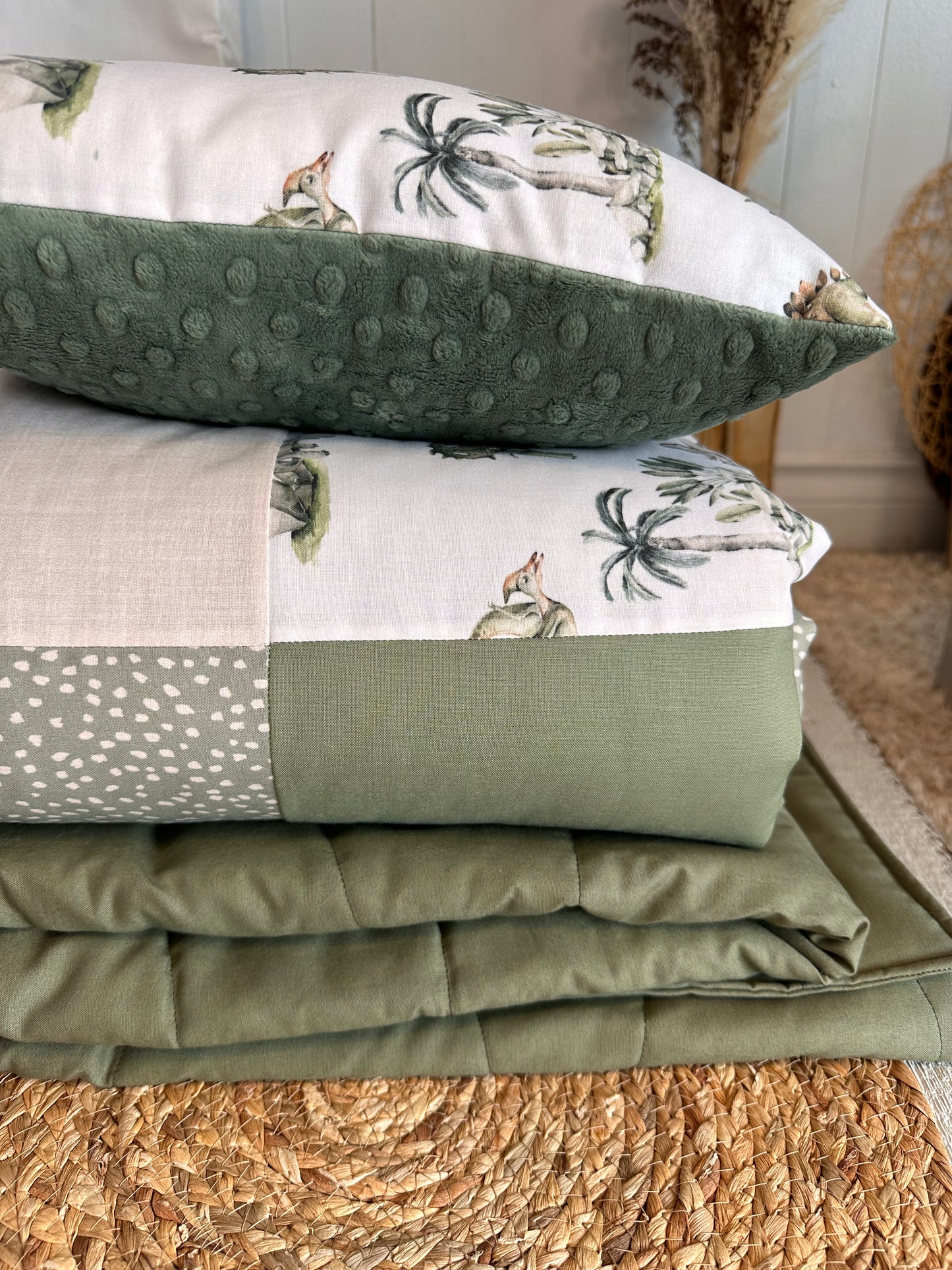 Couverture de style courtepointe DINOSAURES Endos doux au choix et possibilité d'ajouter des accessoires assortis