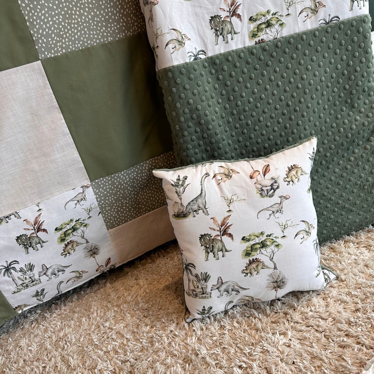 Couverture de style courtepointe DINOSAURES Endos doux au choix et possibilité d'ajouter des accessoires assortis