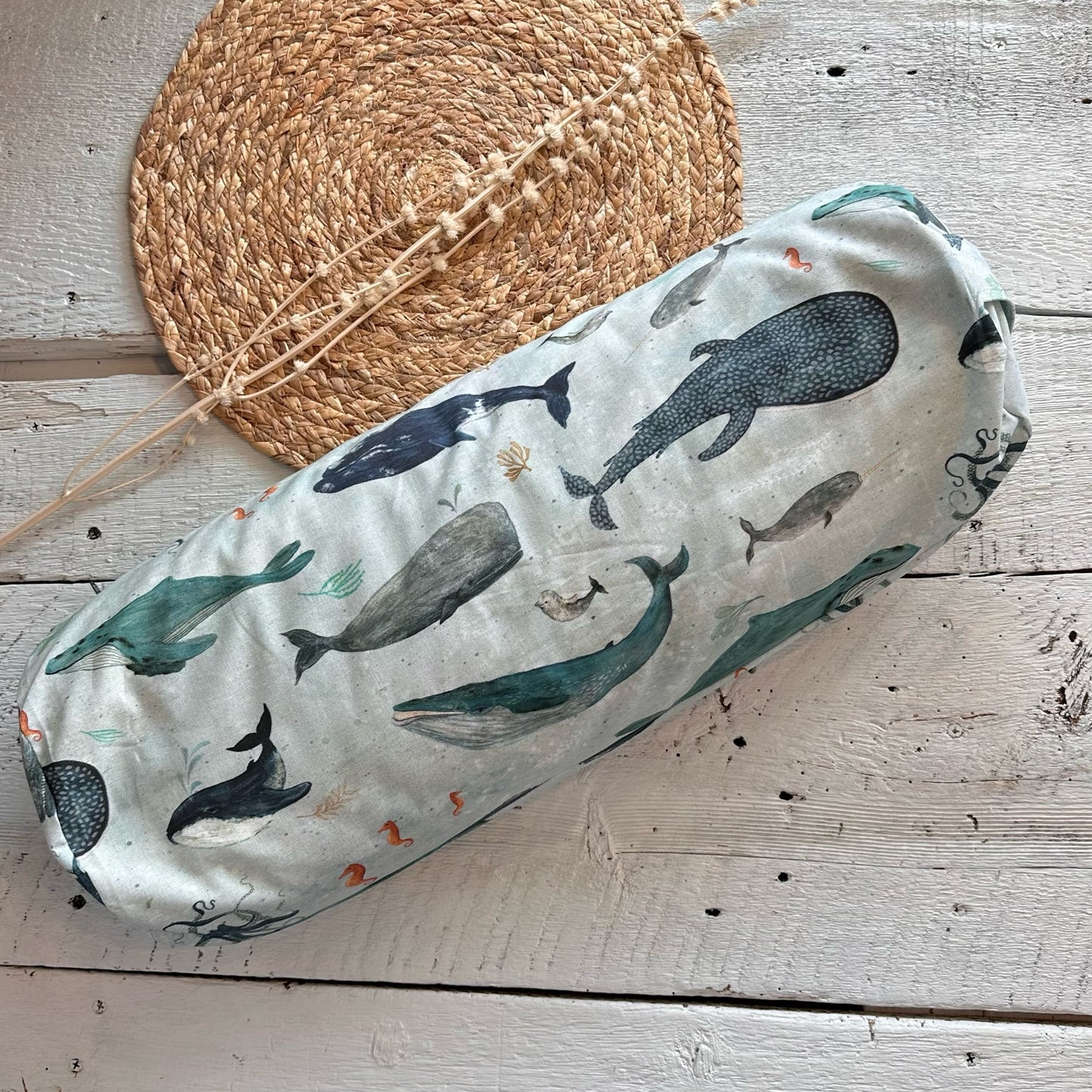 Coussin d'allaitement Cylindrique rempli d'écales de sarrasin.