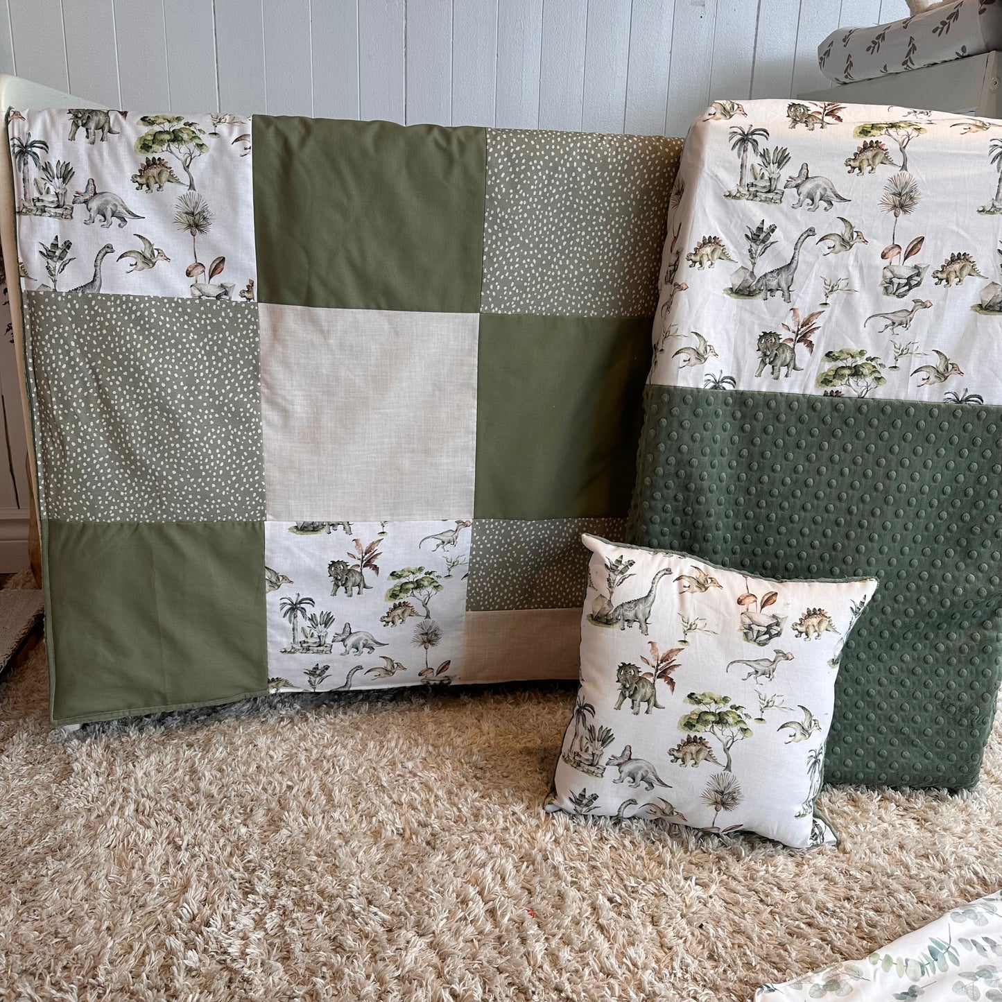 Couverture de style courtepointe DINOSAURES Endos doux au choix et possibilité d'ajouter des accessoires assortis