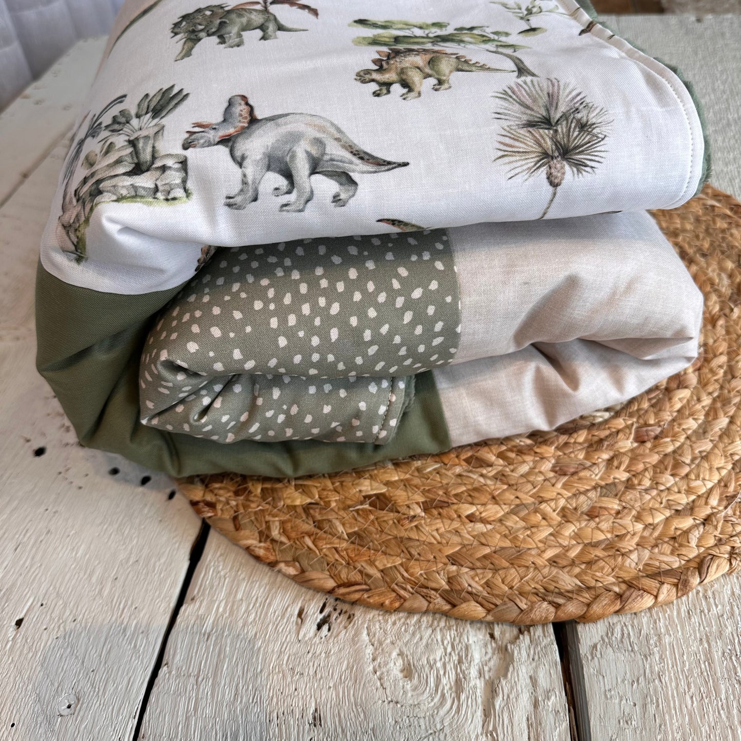 Couverture de style courtepointe DINOSAURES Endos doux au choix et possibilité d'ajouter des accessoires assortis