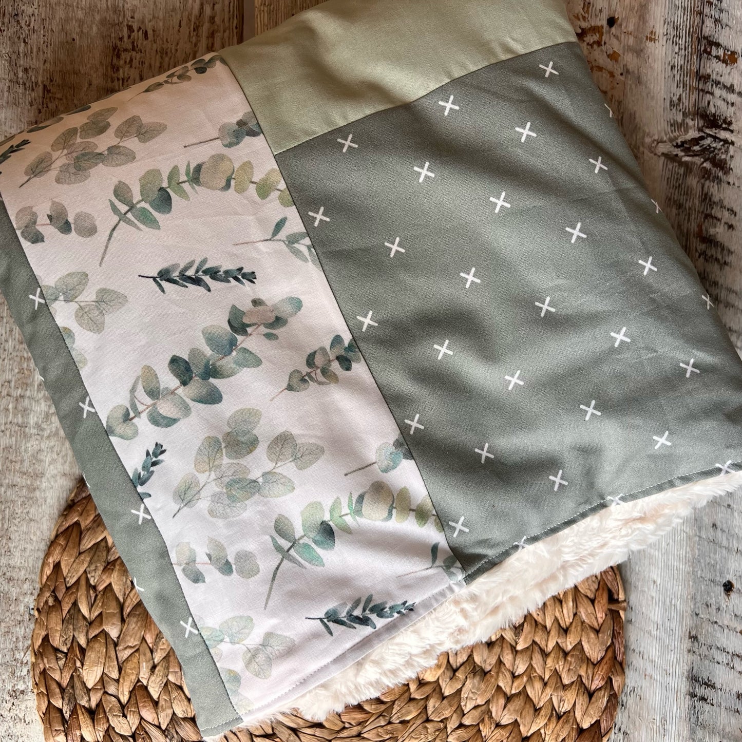 Couverture de style courtepointe EUCALYPTUS vert de gris et vert sauge Endos doux au choix et possibilité d'ajouter des accessoires assortis