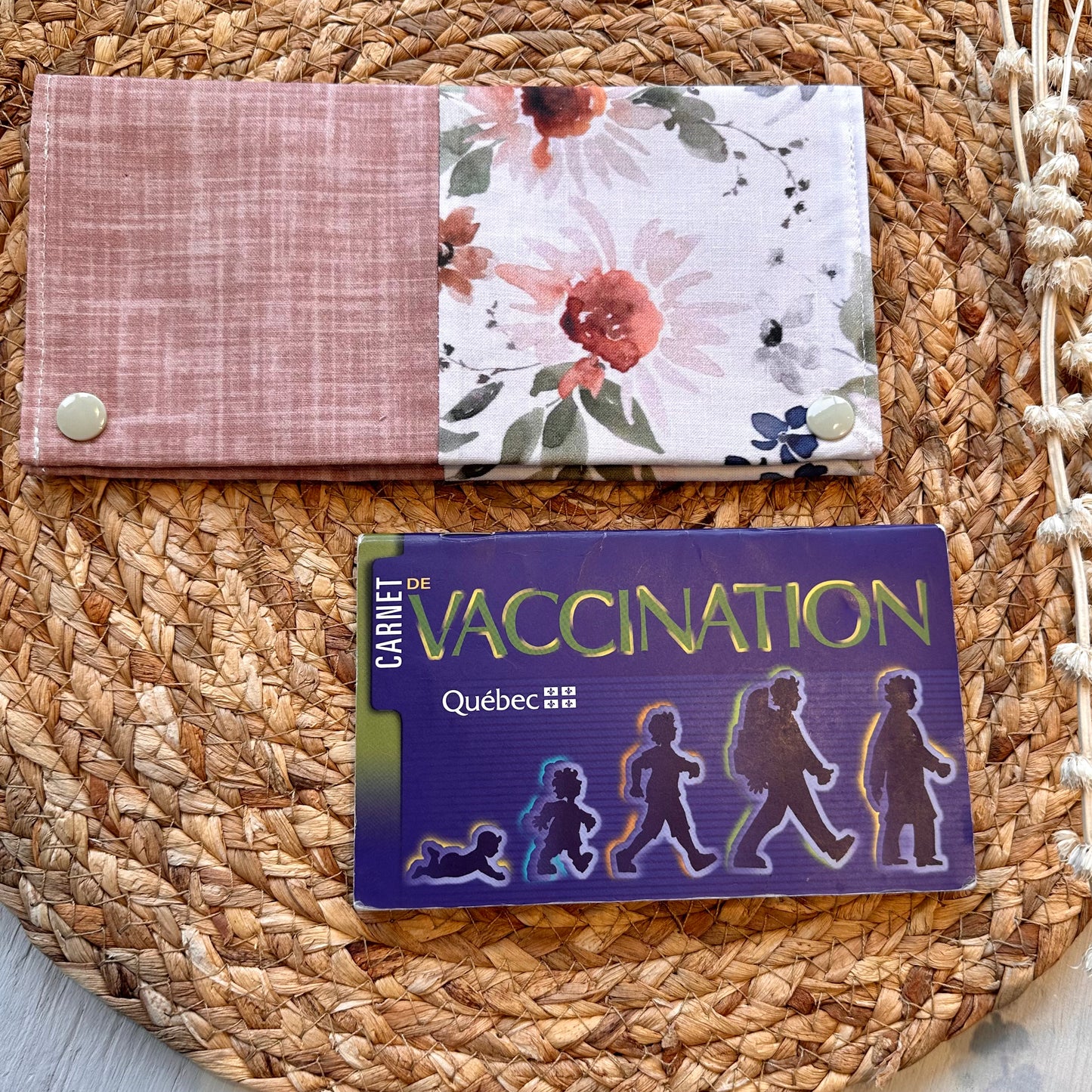 Protège carnet de santé pouvant contenir 2-3 carnets et 8-10 cartes