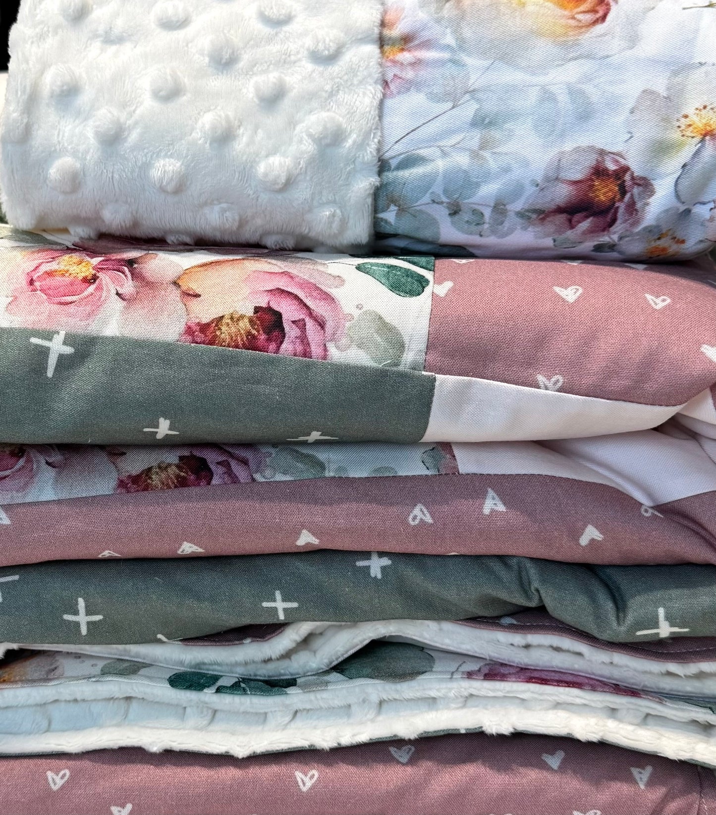Prête à partir, Couverture de style courtepointe légèrement matelassée, fleurs roses et feuillage. Endos doux en minky ivoire