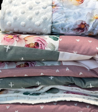 Prête à partir, Couverture de style courtepointe légèrement matelassée, fleurs roses et feuillage. Endos doux en minky ivoire