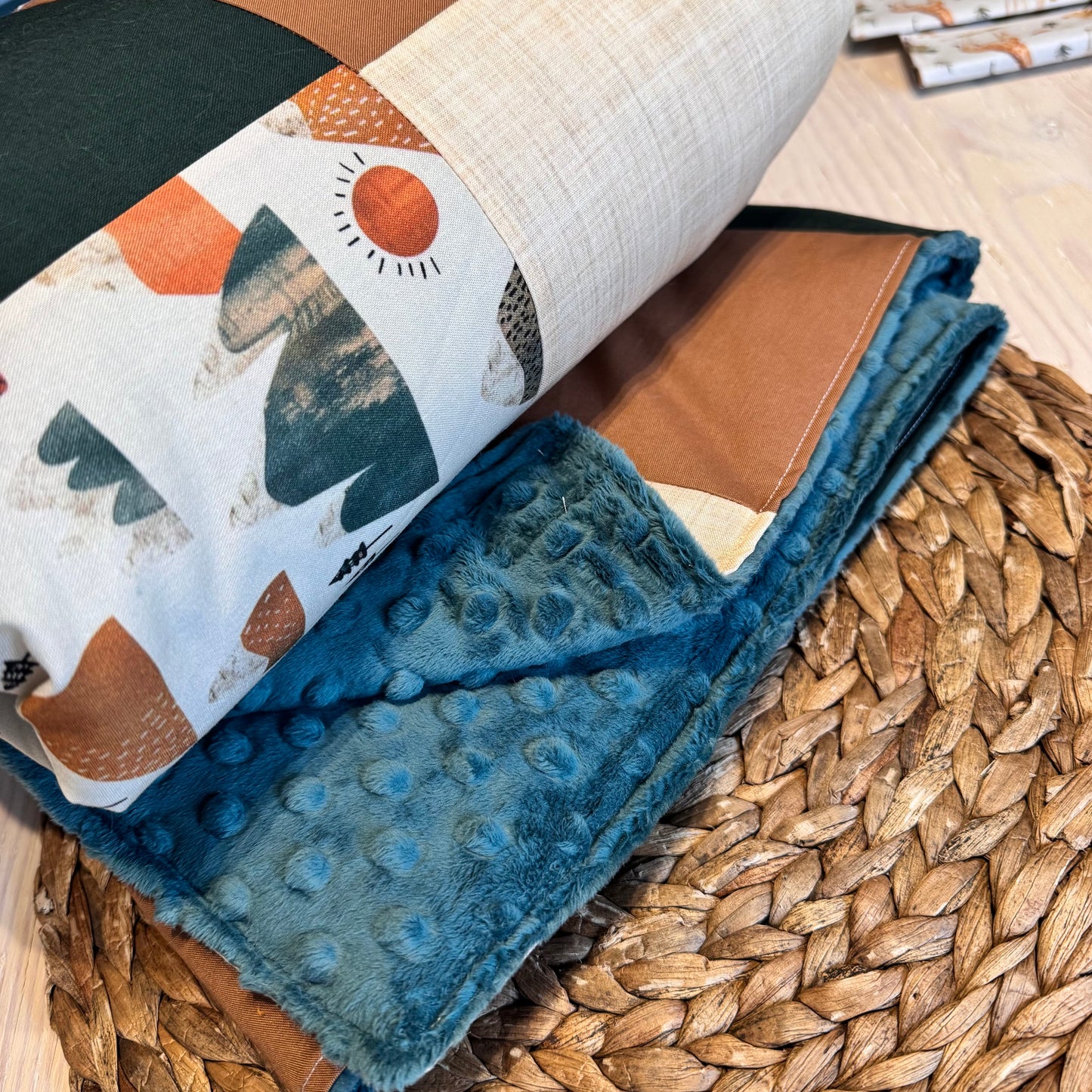 Prête à partir, Couverture de style courtepointe légèrement matelassée Montagnes boho , émeraude et caramel, endos minky émeraude