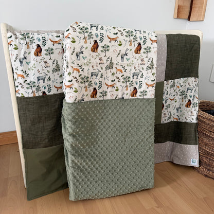 Prête à partir, Couverture de style courtepointe légèrement matelassée, Animaux de la forêt vert olive et gris/beige.  Endos doux en minky vert