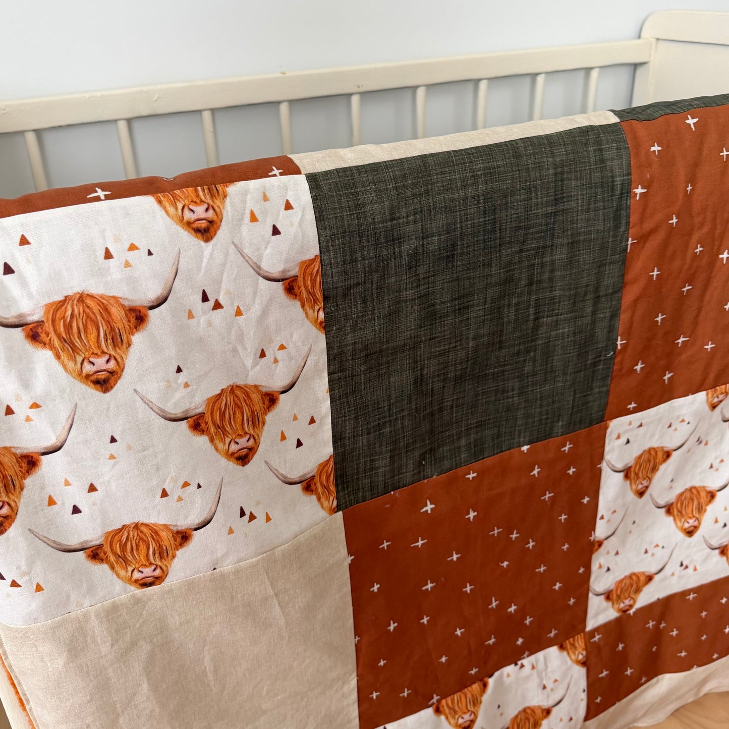 Prête à partir, Couverture de style courtepointe légèrement matelassée vaches highland, endos minky rouille