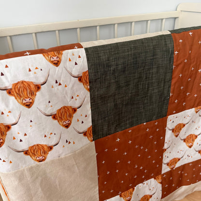 Prête à partir, Couverture de style courtepointe légèrement matelassée vaches highland, endos minky rouille