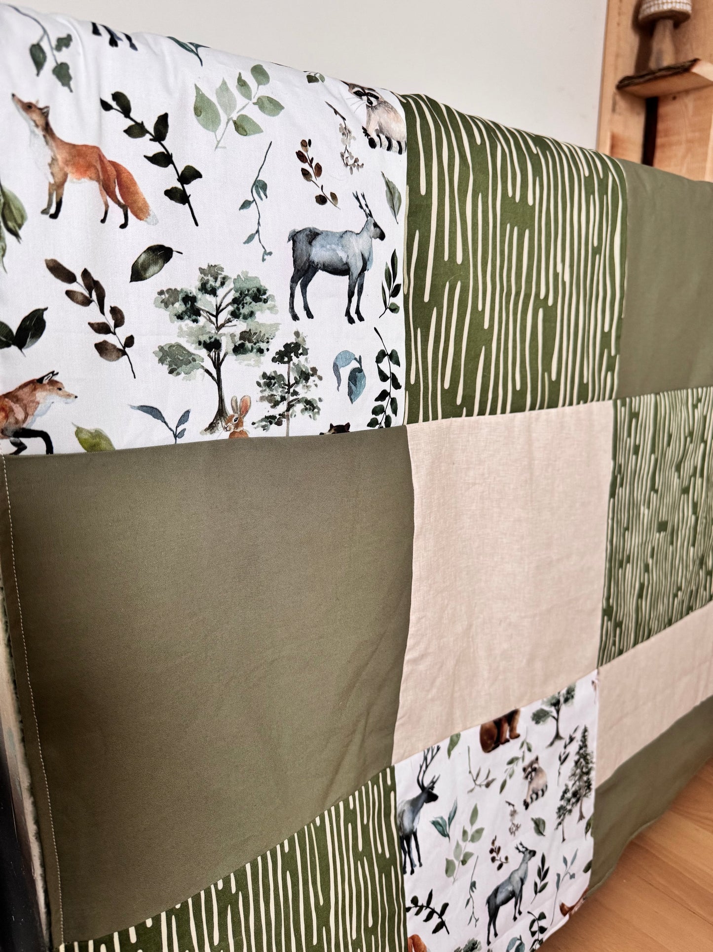 Prête à partir, Couverture de style courtepointe légèrement matelassée, Animaux de la forêt vert olive et beige.  Endos doux en minky vert