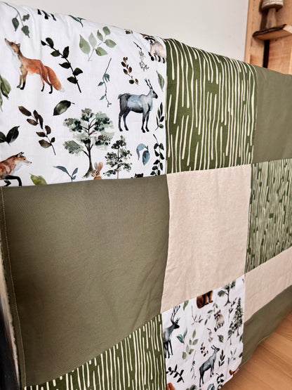 Prête à partir, Couverture de style courtepointe légèrement matelassée, Animaux de la forêt vert olive et beige.  Endos doux en minky vert