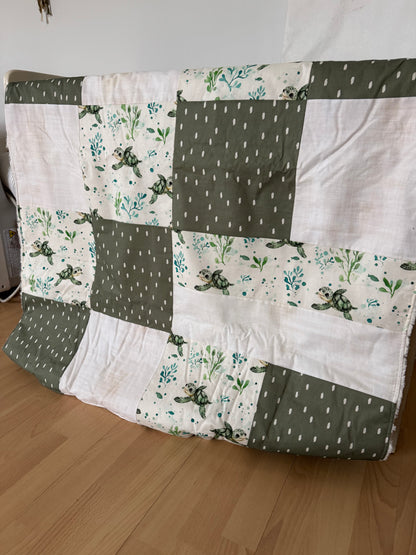 SOLDE Prête à partir ! Couverture de style courtepointe Tortues. Endos fourrure ivoire (taché)