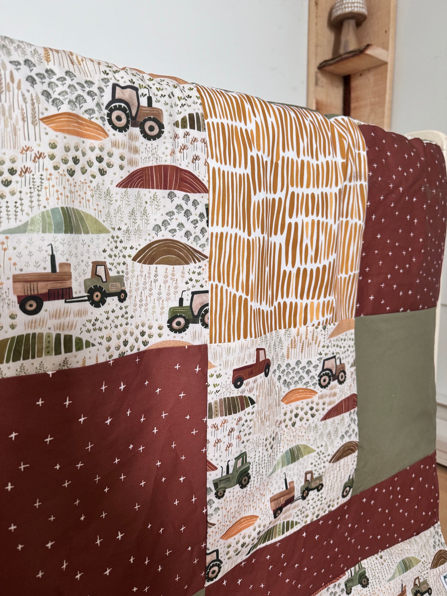 Prête à partir, Couverture de style courtepointe légèrement matelassée, tracteurs .  Endos doux en minky vert olive
