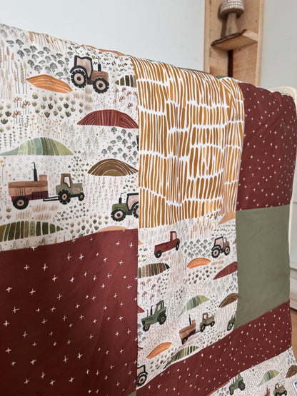 Prête à partir, Couverture de style courtepointe légèrement matelassée, tracteurs .  Endos doux en minky vert olive