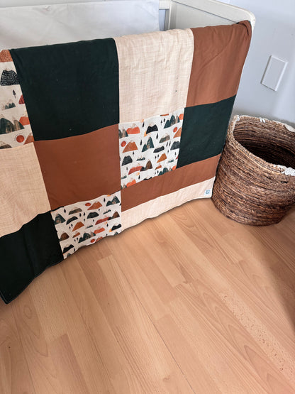 Prête à partir, Couverture de style courtepointe légèrement matelassée Montagnes boho , émeraude et caramel, endos minky émeraude