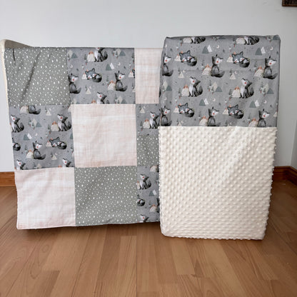 Prête à partir, Couverture de style courtepointe légèrement matelassée, Loups. Endos doux en minky ivoire