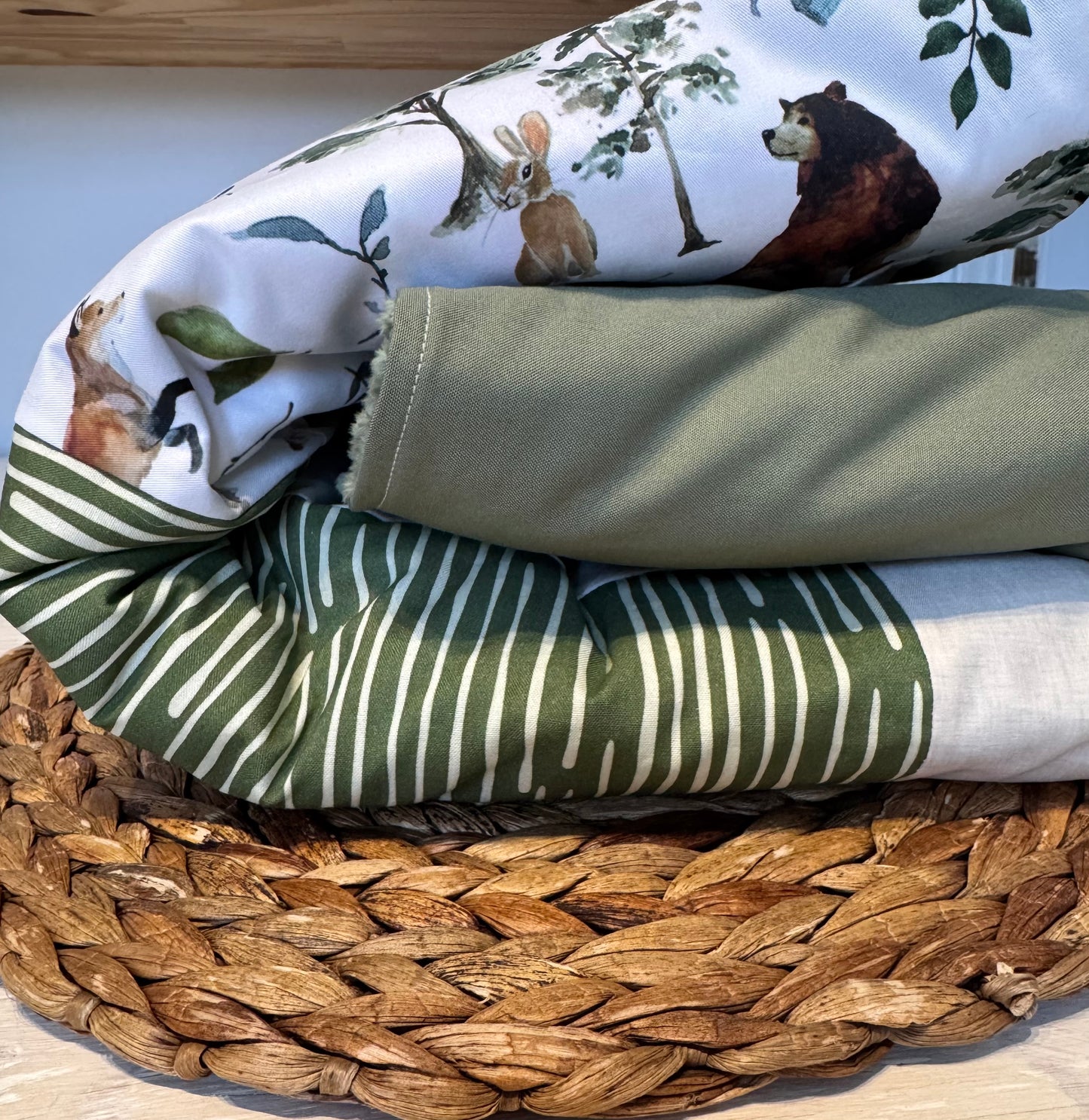 Prête à partir, Couverture de style courtepointe légèrement matelassée, Animaux de la forêt vert olive et beige.  Endos doux en minky vert