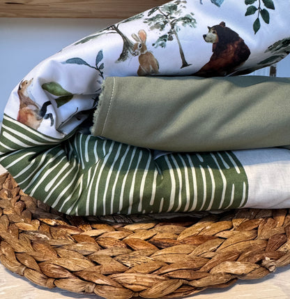 Prête à partir, Couverture de style courtepointe légèrement matelassée, Animaux de la forêt vert olive et beige.  Endos doux en minky vert