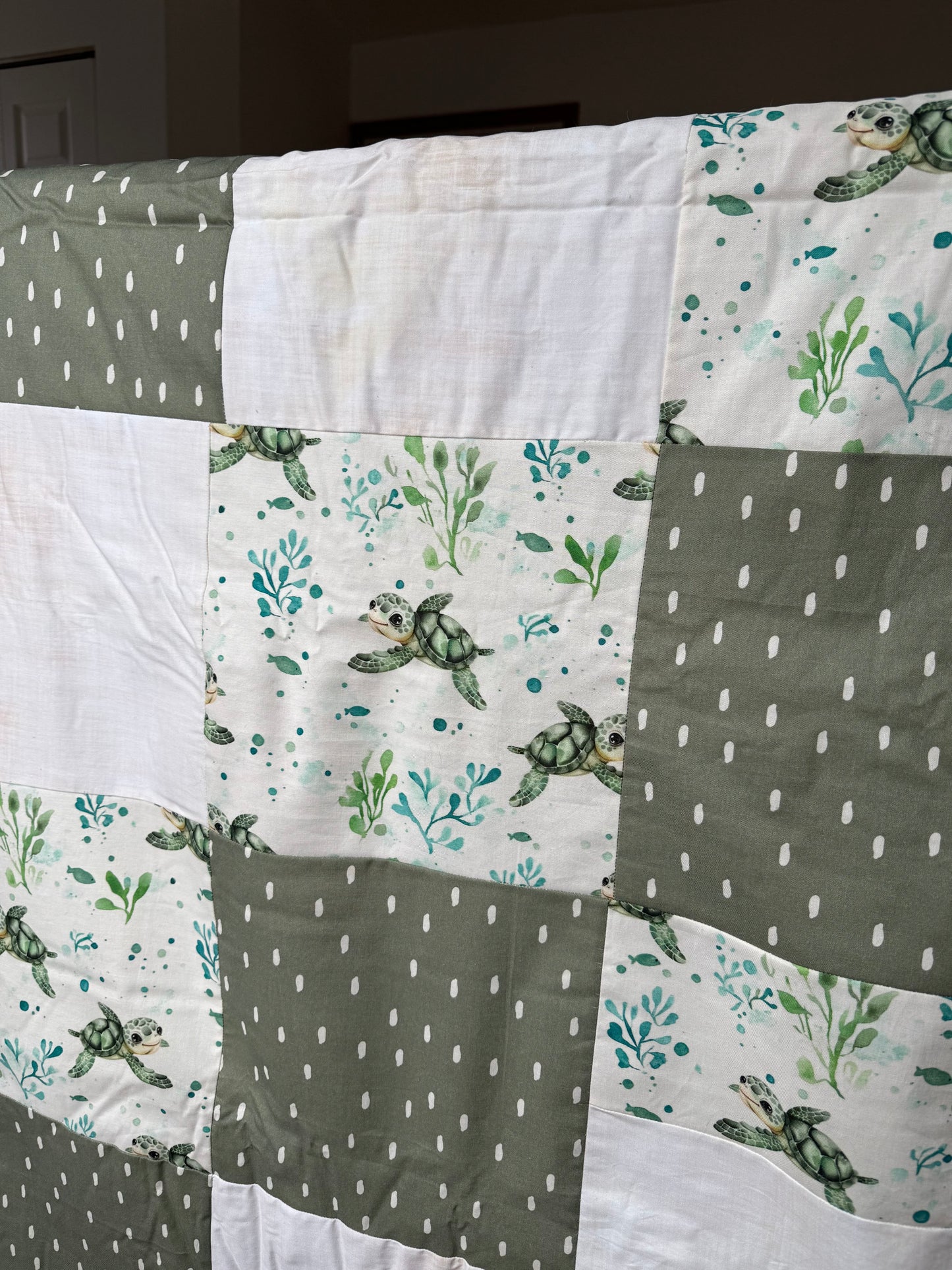 SOLDE Prête à partir ! Couverture de style courtepointe Tortues. Endos fourrure ivoire (taché)