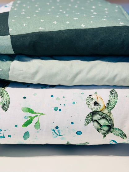 Prête à partir, Couverture de style courtepointe légèrement matelassée, tortues.  Endos doux en minky émeraude