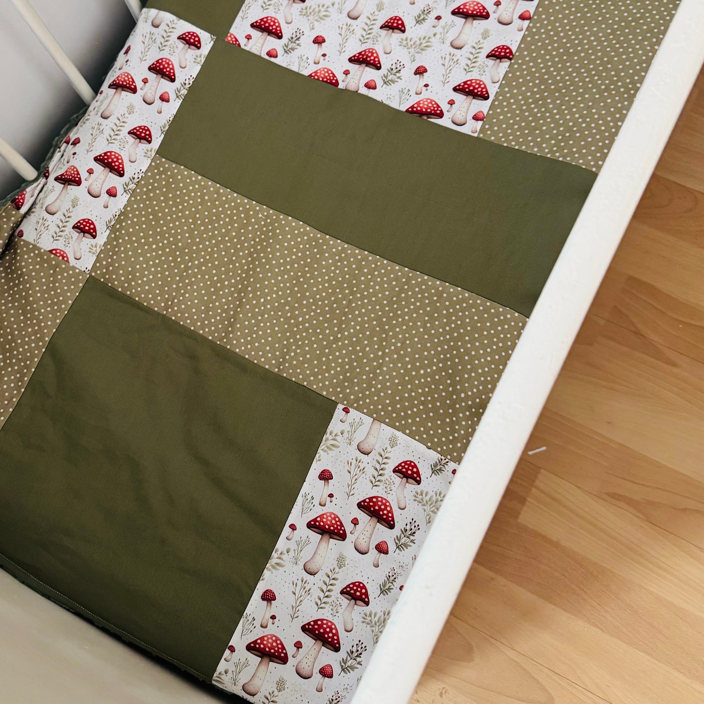 Prête à partir, Couverture de style courtepointe légèrement matelassée, Champignons.  Endos doux en minky vert olive