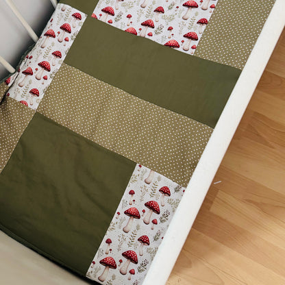Prête à partir, Couverture de style courtepointe légèrement matelassée, Champignons.  Endos doux en minky vert olive