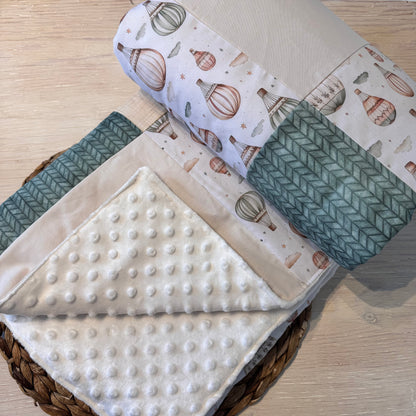 Prête à partir, Couverture de style courtepointe légèrement matelassée, Montgolfières. Endos doux en minky ivoire