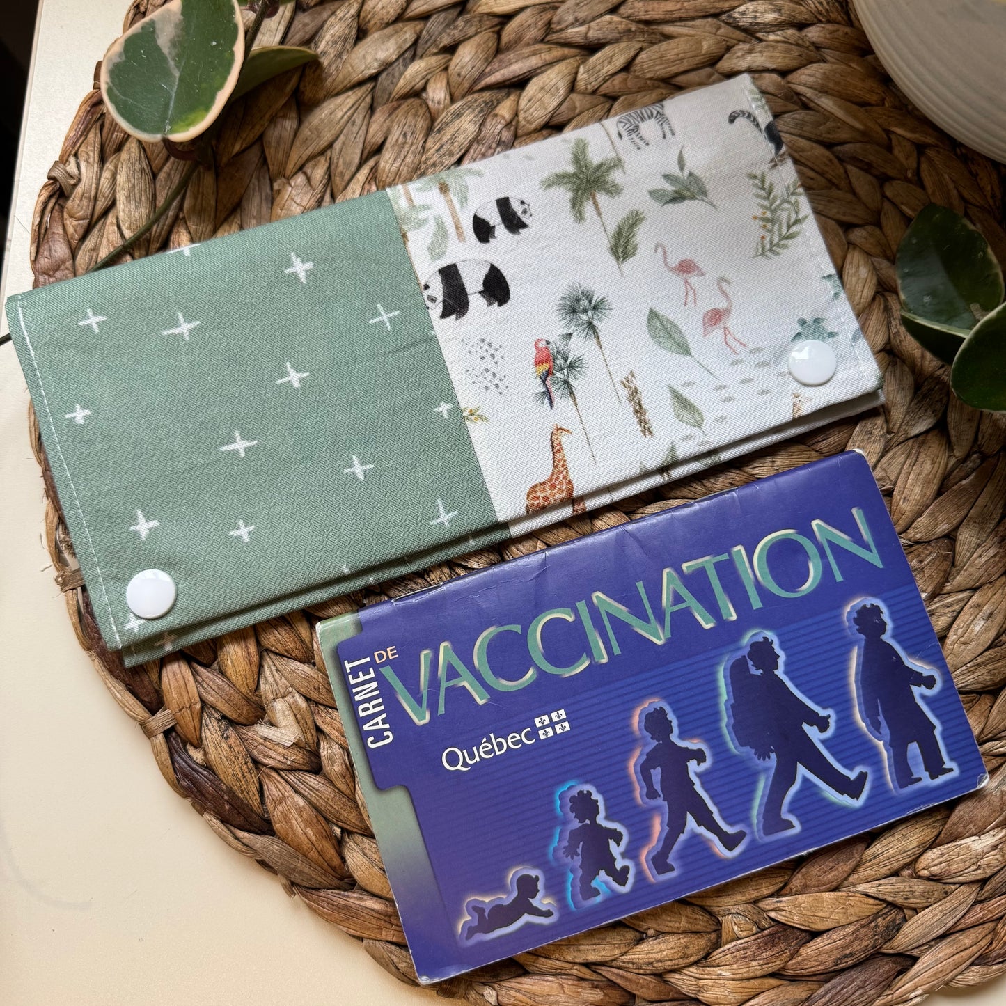 Protège carnet de santé pouvant contenir 2-3 carnets et 8-10 cartes. PRÊTS À PARTIR