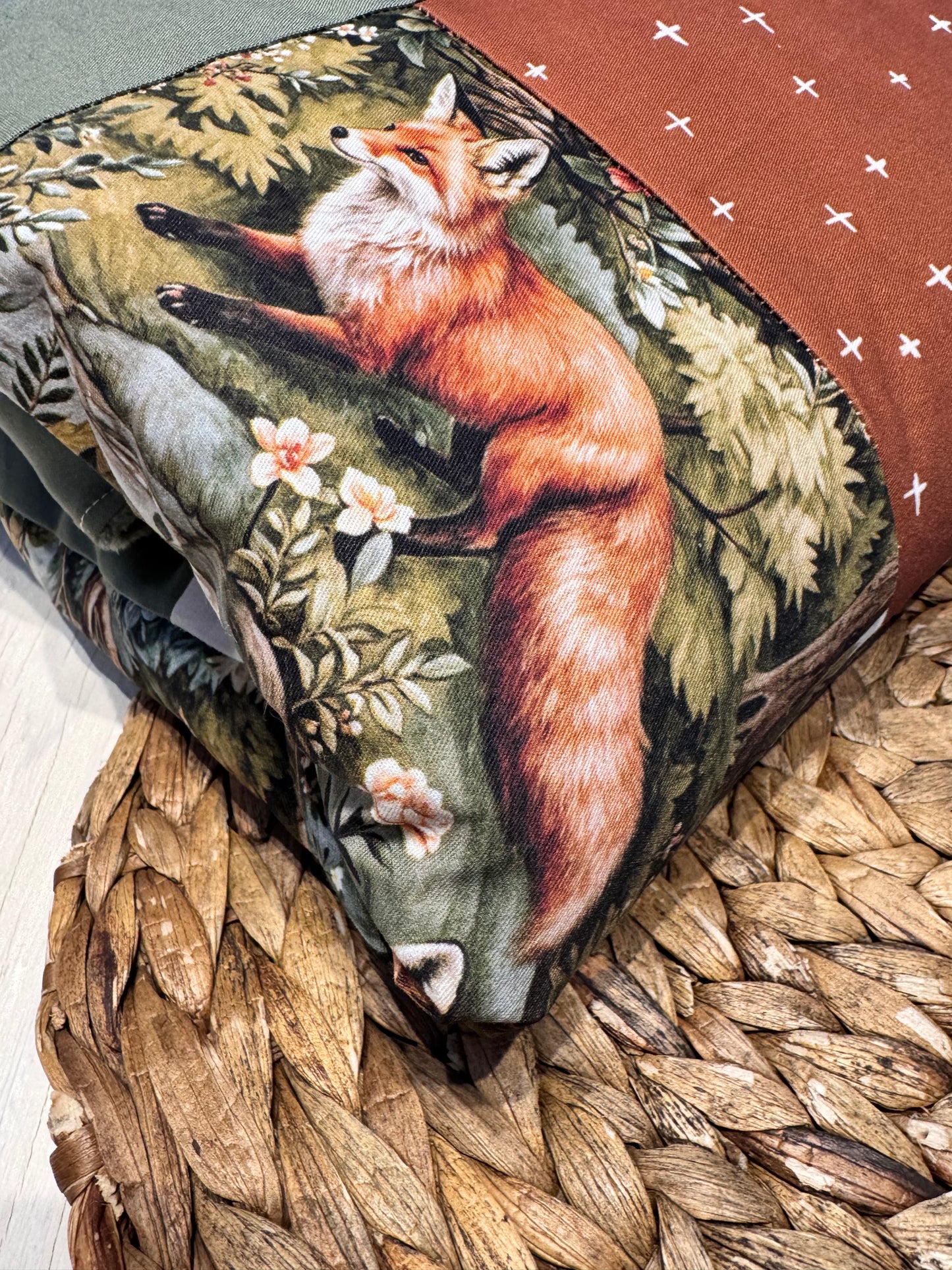 Prête à partir, Couverture de style courtepointe légèrement matelassée, renards en forêt .  Endos doux en minky vert olive