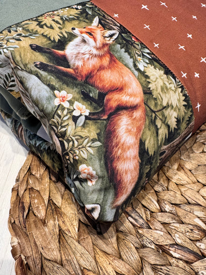 Prête à partir, Couverture de style courtepointe légèrement matelassée, renards en forêt .  Endos doux en minky vert olive