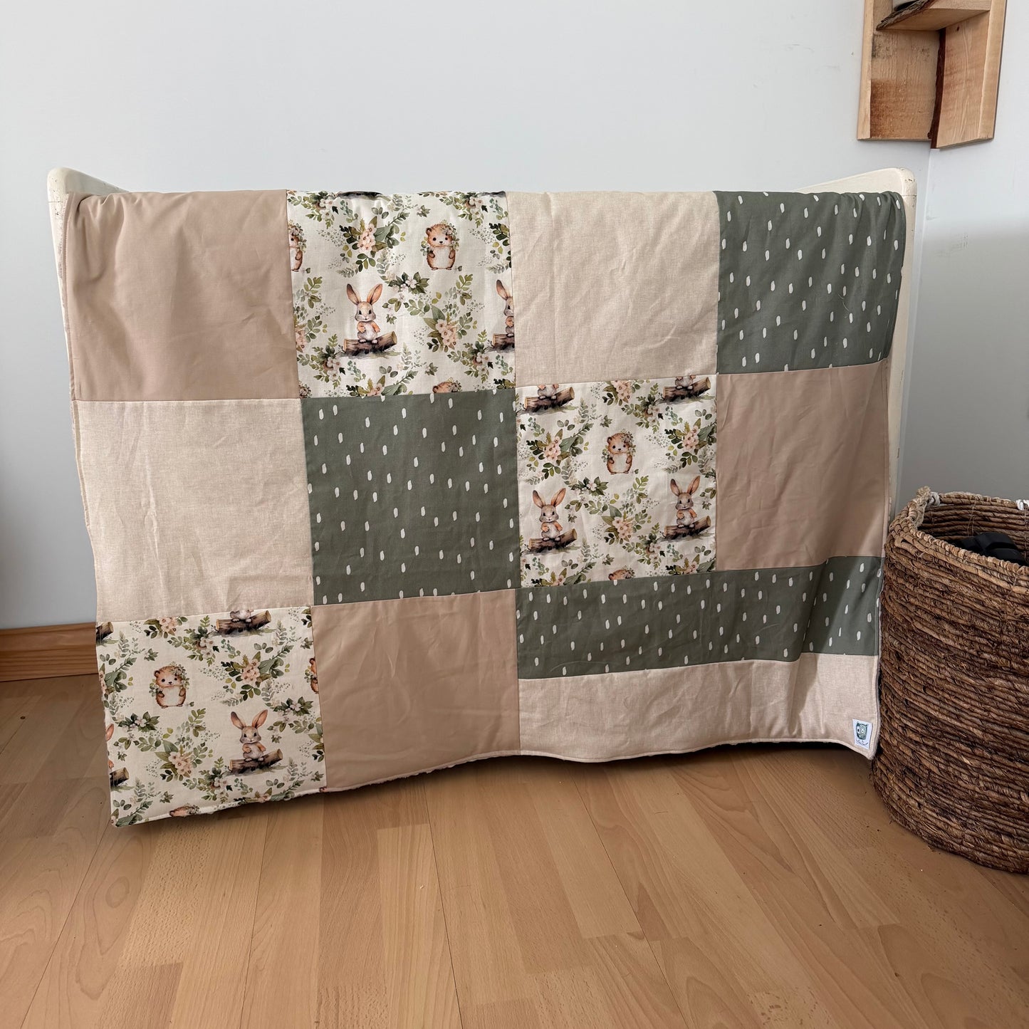 Prête à partir, Couverture de style courtepointe légèrement matelassée, lapins et hérissons. Endos doux en minky beige