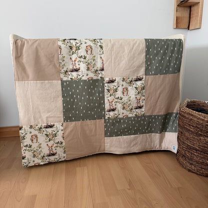 Prête à partir, Couverture de style courtepointe légèrement matelassée, lapins et hérissons. Endos doux en minky beige