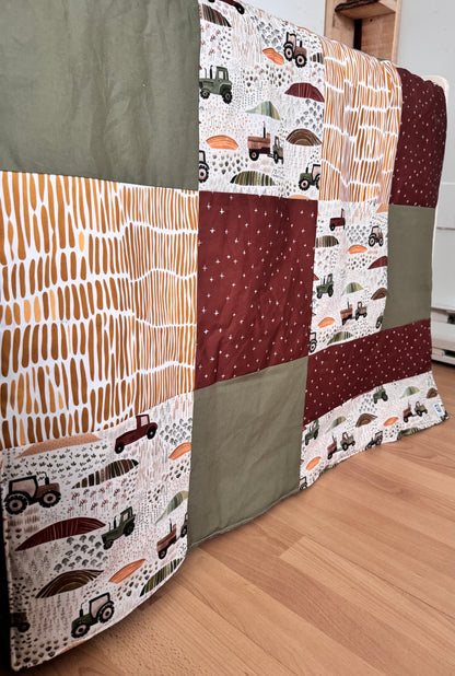 Prête à partir, Couverture de style courtepointe légèrement matelassée, tracteurs .  Endos doux en minky vert olive