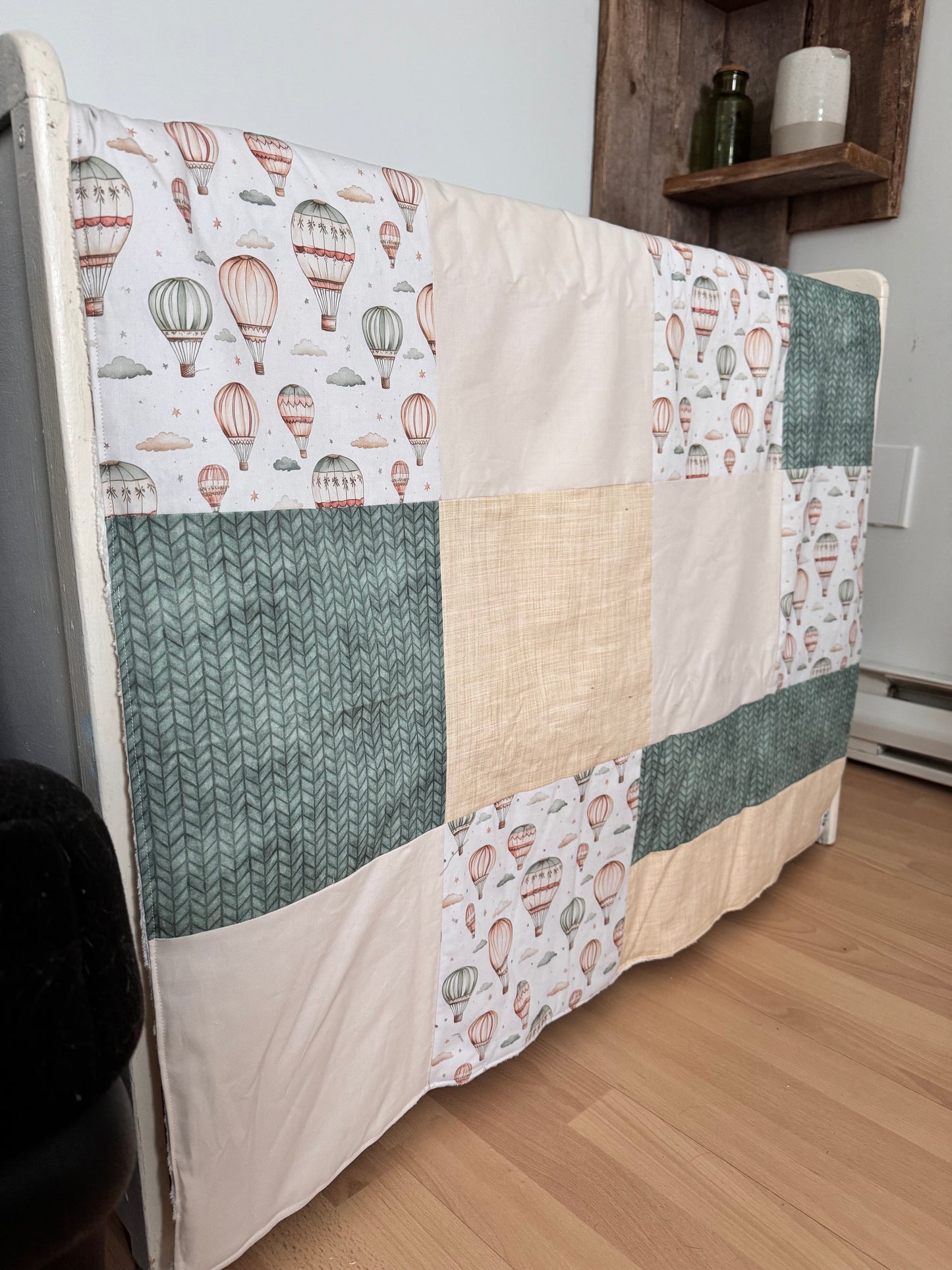Prête à partir, Couverture de style courtepointe légèrement matelassée, Montgolfières. Endos doux en minky ivoire