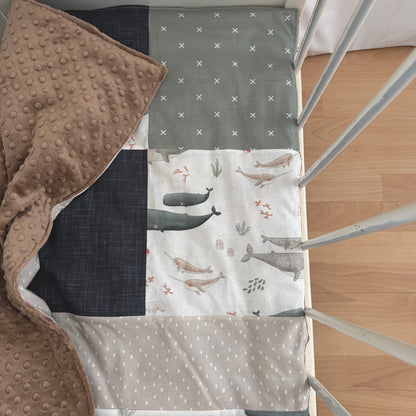 Prête à partir, Couverture de style courtepointe légèrement matelassée, familles de baleines.  Endos doux en minky taupe