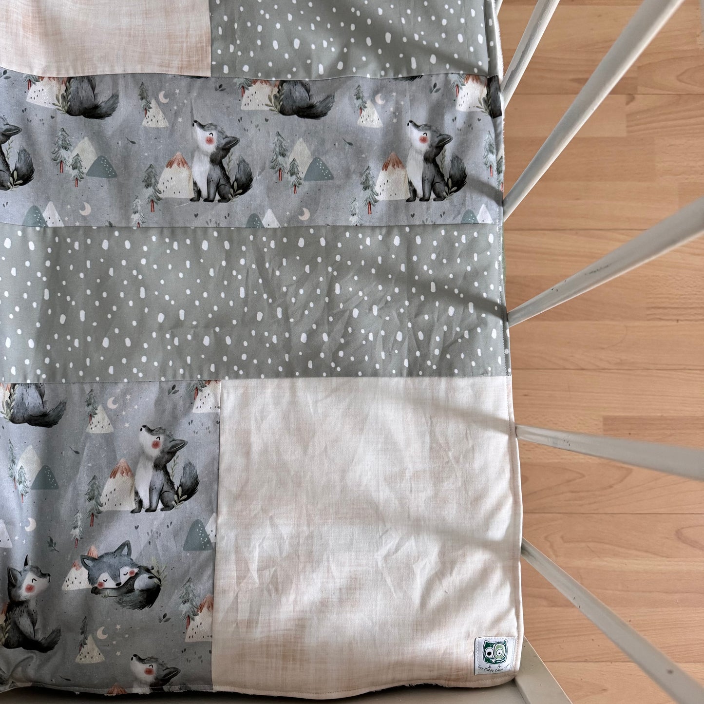 Prête à partir, Couverture de style courtepointe légèrement matelassée, Loups. Endos doux en minky ivoire