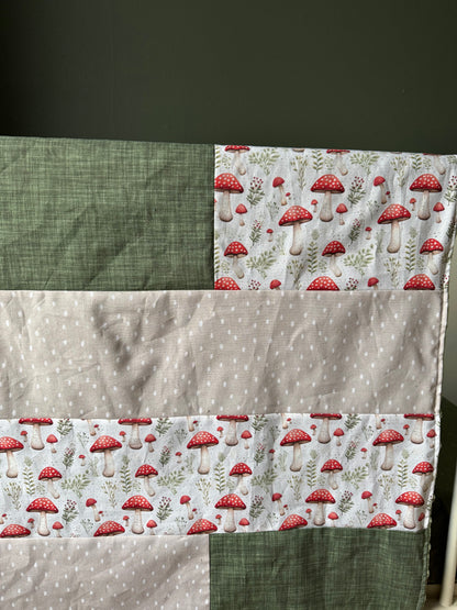 Couverture de style courtepointe Champignons. Endos doux au choix et possibilité d'ajouter des accessoires assortis (délai 2-4 semaines)