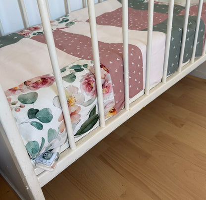 Prête à partir, Couverture de style courtepointe légèrement matelassée, fleurs roses et feuillage. Endos doux en minky ivoire