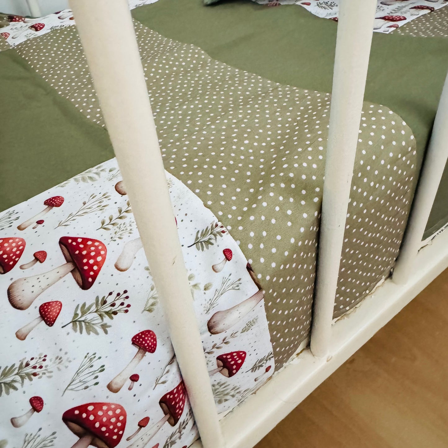 Prête à partir, Couverture de style courtepointe légèrement matelassée, Champignons.  Endos doux en minky vert olive