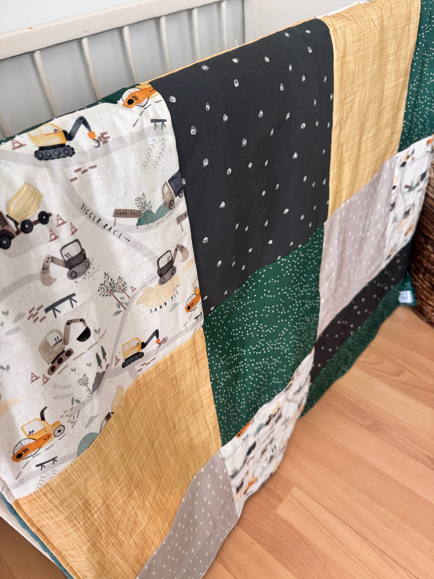 Prête à partir, Couverture de style courtepointe légèrement matelassée, camions de construction.  Endos doux en minky émeraude