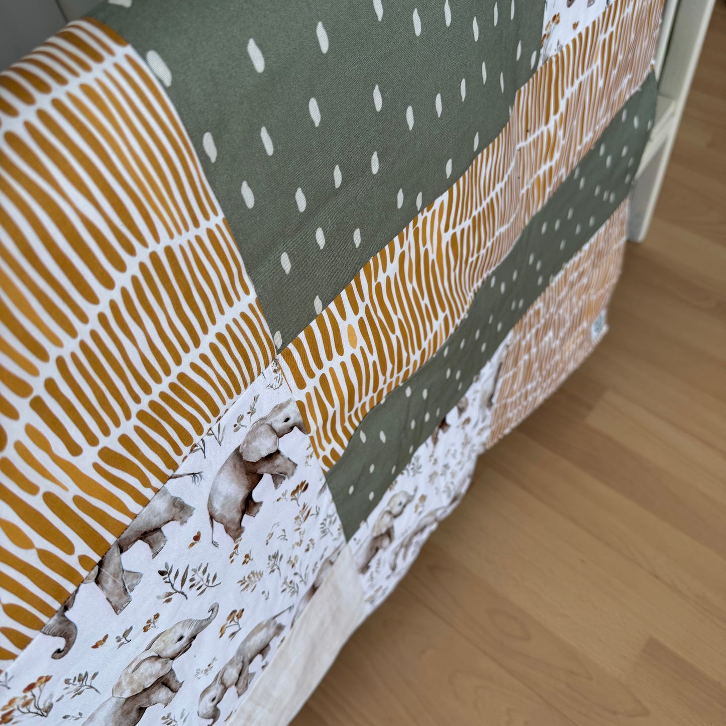 Prête à partir, Couverture de style courtepointe légèrement matelassée, Éléphants gris.  Endos doux en minky ivoire