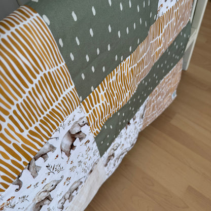 Prête à partir, Couverture de style courtepointe légèrement matelassée, Éléphants gris.  Endos doux en minky ivoire